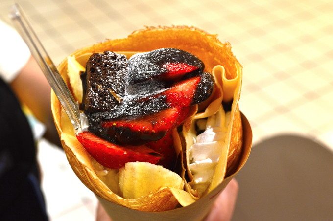クレープ屋-花の種-クレープ-チョコレートソースイチゴトッピング