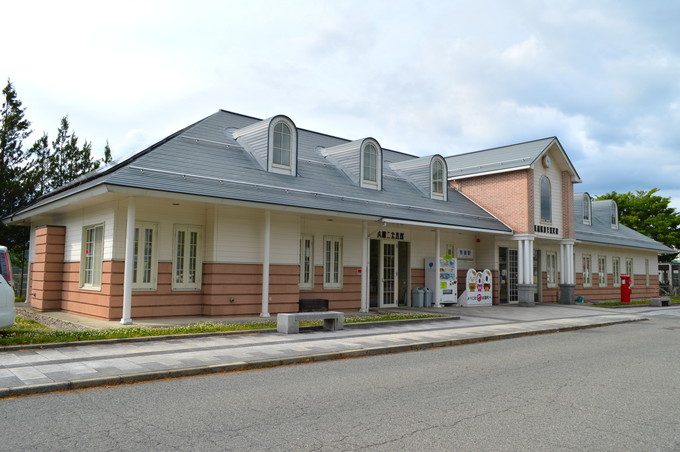 フラワー長井線-キッズ列車-駅舎外観