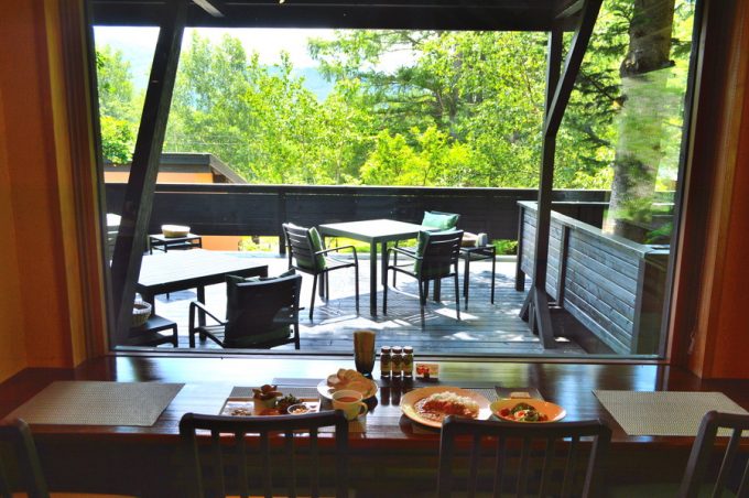 ユニテカフェ-店内から緑を臨むランチ2