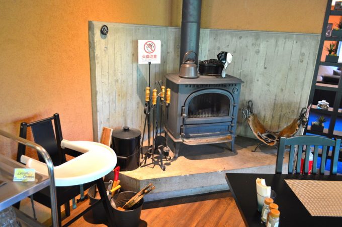 ユニテカフェ-店内-薪ストーブ