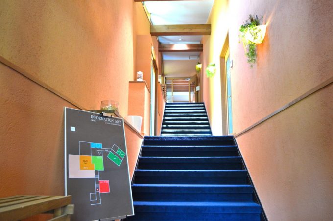 ユニテカフェ-店内-入り口の階段