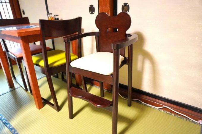山形水餃子みどりのしづく-店内の様子-子ども用のイス
