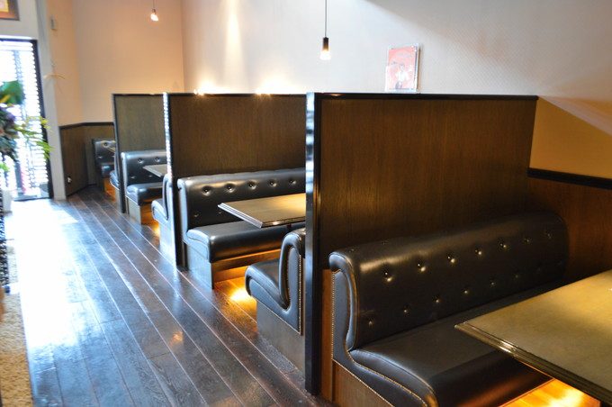 ドラゴンカフェ-店内の様子-ソファー席