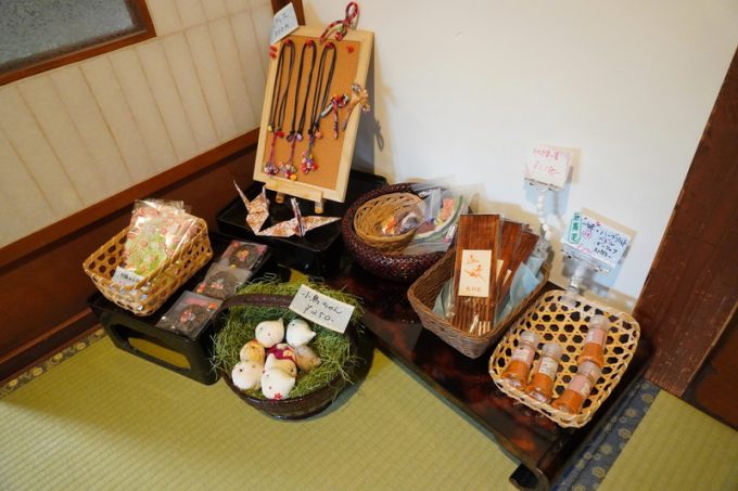 山形水餃子みどりのしづく-店内の様子-小物販売