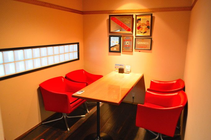 ドラゴンカフェ-店内の様子-テーブル席