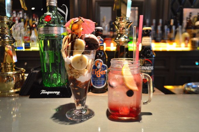 ドラゴンカフェ-ランチセット-ドリンクとパフェ