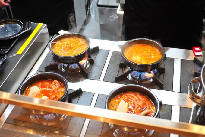 韓丼-オープンキッチン-鍋