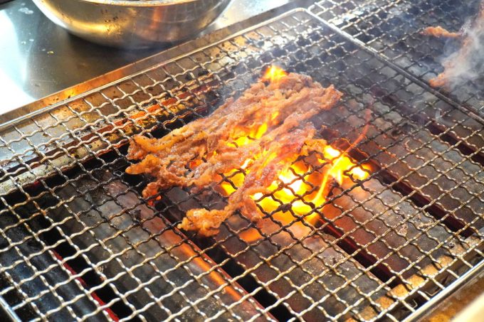 韓丼-オープンキッチン-肉