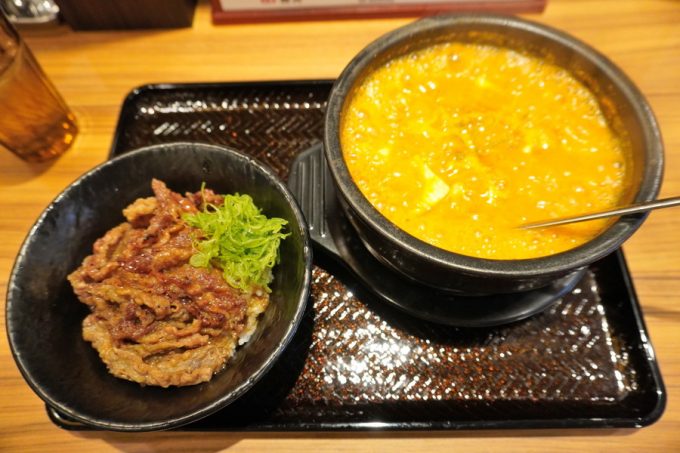 韓丼-メニュー-ミニカルビ丼とホルモンスン豆腐1