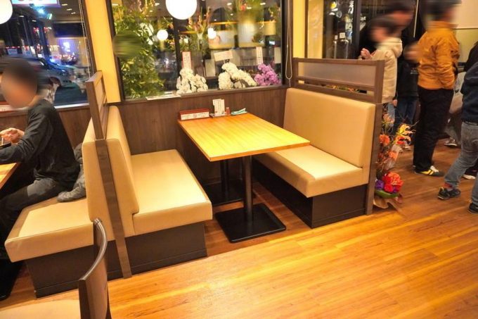 韓丼-店内の様子-テーブル席