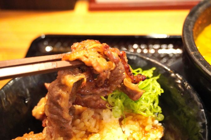 韓丼-メニュー-ミニカルビ丼とホルモンスン豆腐3