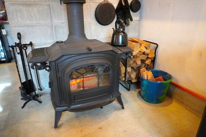 肉そば舞鶴-店内の様子-薪ストーブ