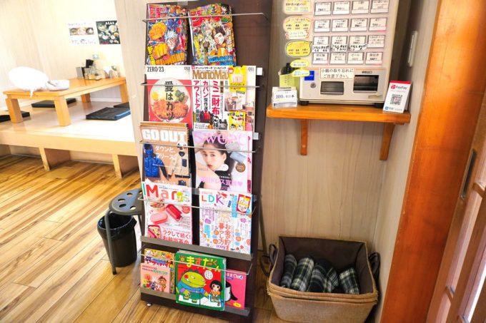 麺屋春馬-店内の様子-雑誌やマンガ
