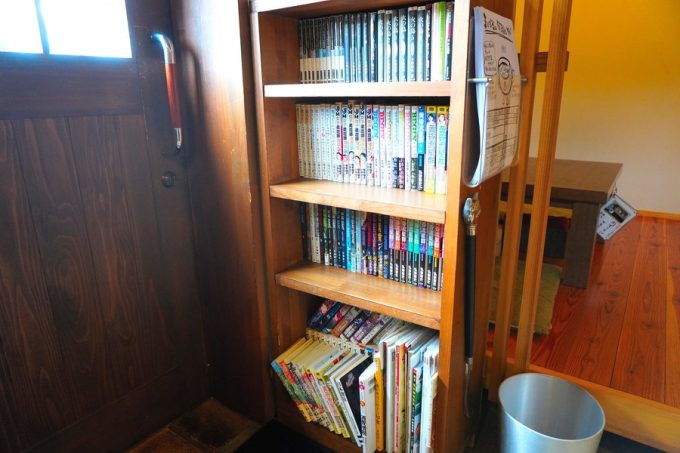 肉そば舞鶴-店内の様子-マンガ雑誌