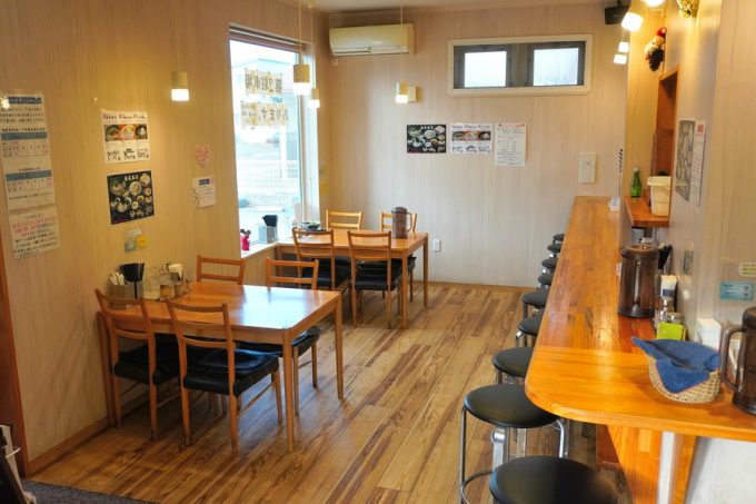 麺屋春馬-店内の様子-カウンターとテーブル
