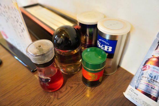 肉そば舞鶴-食レポ-テーブルの調味料