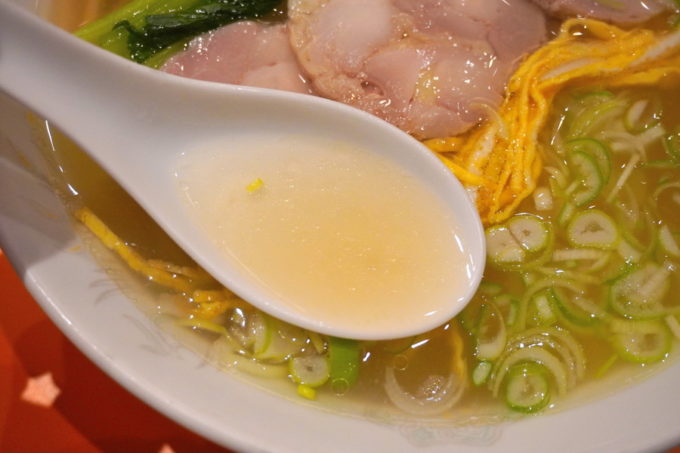 広東(かんとん)-食レポ-やまぐき麺2スープ