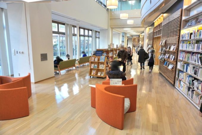 山形県立図書館-遊学館-館内の様子-ラウンジ通路