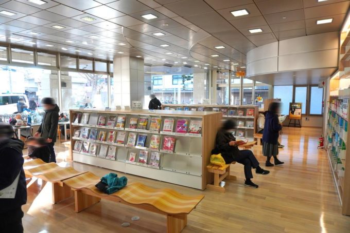 山形県立図書館-遊学館-館内の様子-新聞雑誌コーナー1