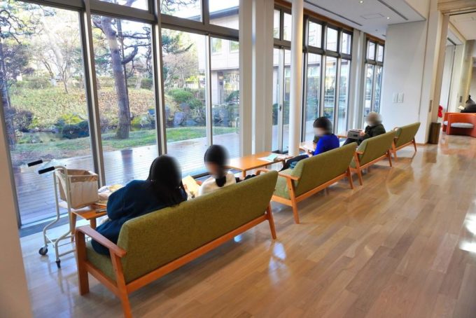 山形県立図書館-遊学館-館内の様子-ラウンジデッキエリア