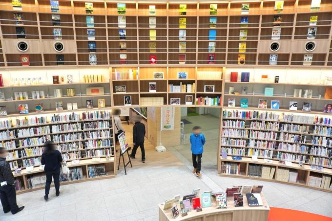 山形県立図書館-遊学館-館内の様子-エントランスホール3