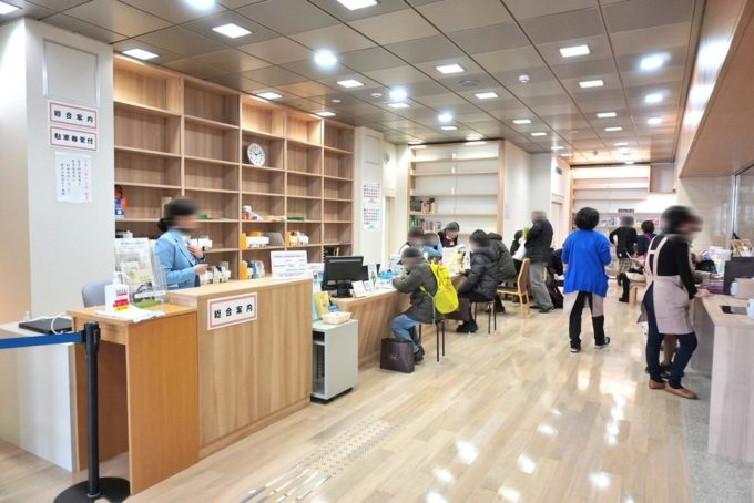 山形県立図書館-遊学館-館内の様子-総合案内カウンター