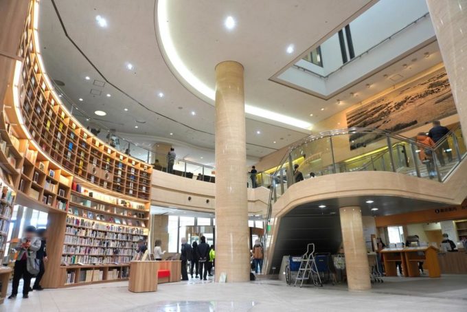 山形県立図書館-遊学館-館内の様子-エントランスホール1