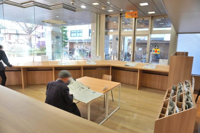 山形県立図書館-遊学館-館内の様子-新聞雑誌コーナー2