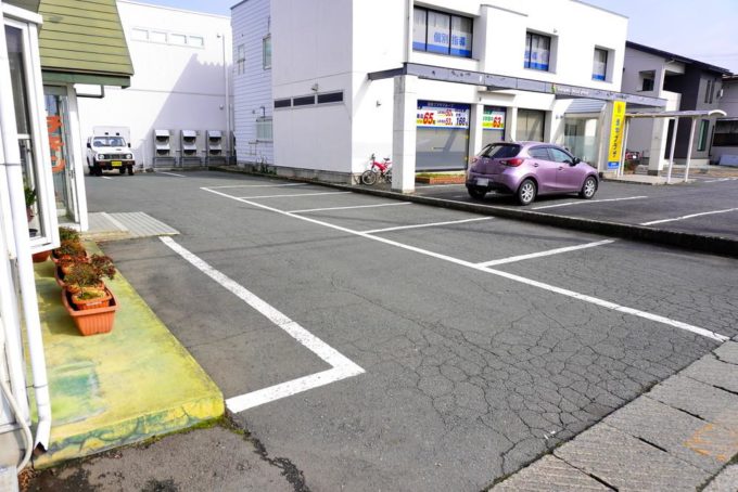 サフラーハンバーガー-駐車場