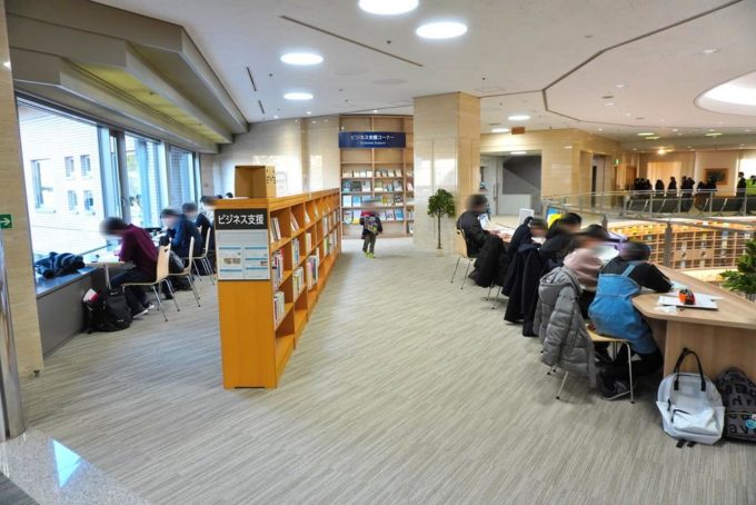 山形県立図書館-遊学館-館内の様子-ビジネス支援コーナー
