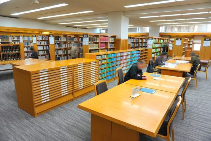 山形県立図書館-遊学館-館内の様子-２階図書・新聞雑誌コーナー