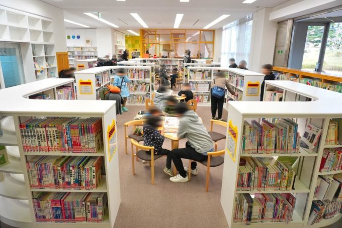 山形県立図書館-遊学館-こどもエリア-知識の本2