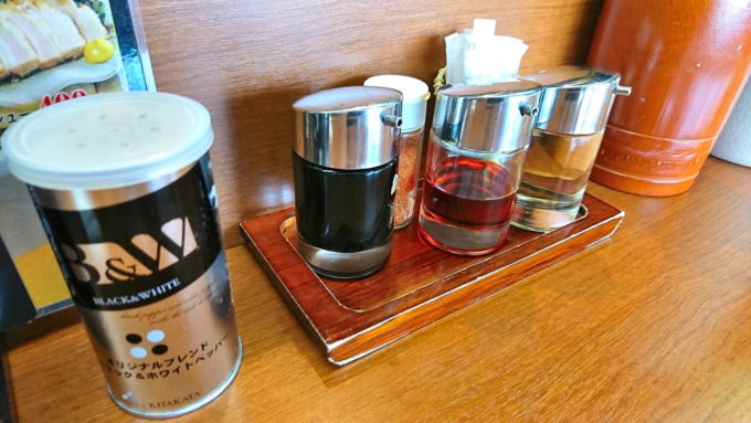 無尽蔵-新庄家-店内の様子-テーブルの調味料