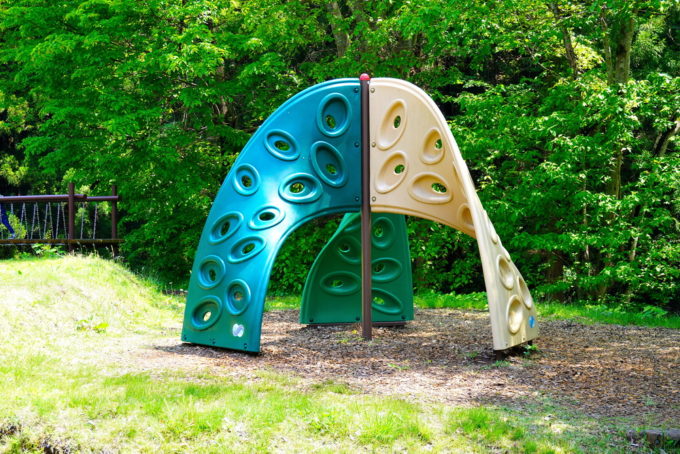西蔵王公園-森の遊び場-遊具-ボルダリング1
