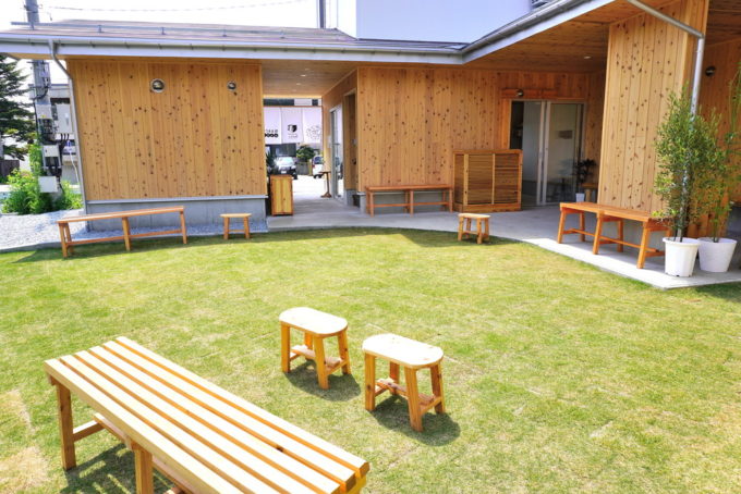 ジェラート-エン-店内の様子-芝生エリア