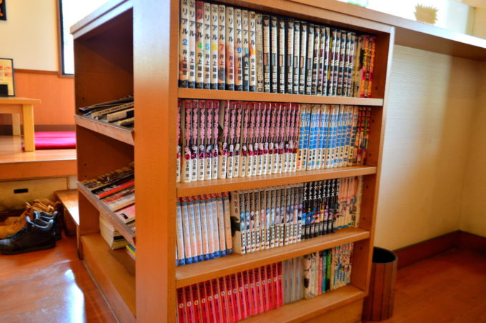 仁亭-店内の様子-漫画や雑誌