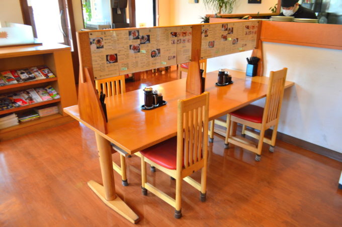 仁亭-店内の様子-テーブル席