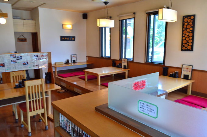 仁亭-店内の様子-入り口からの様子