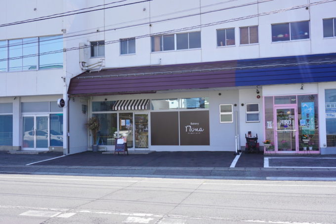 ベーカリーニーナ-パン駐車場外観