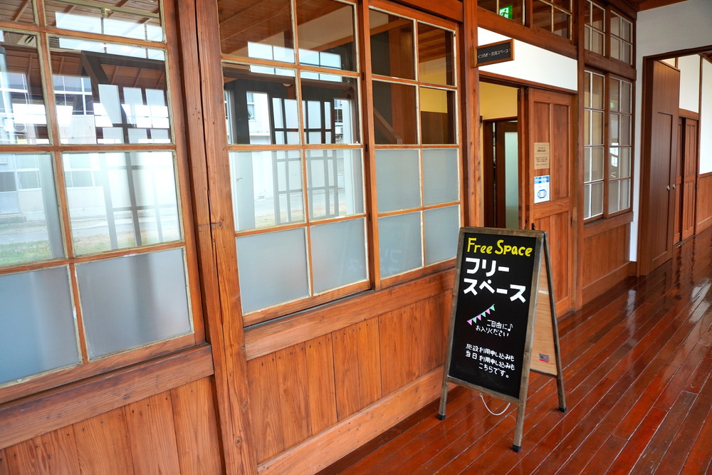 旧長井小学校第一校舎-マニーズカフェ-入り口