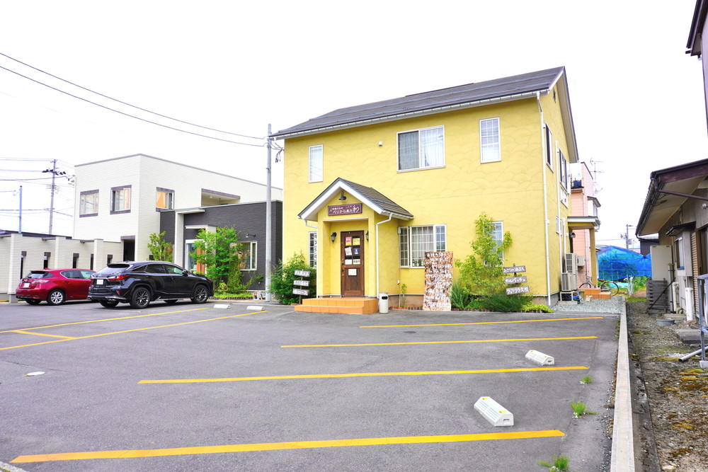 パリから来た和-駐車場