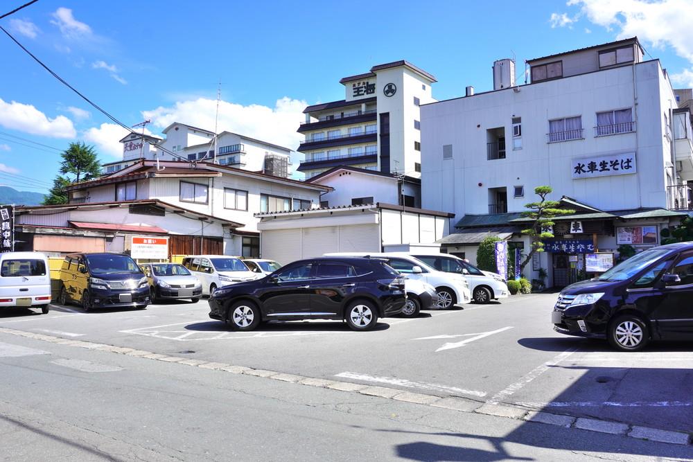 水車生そば-店舗前駐車場
