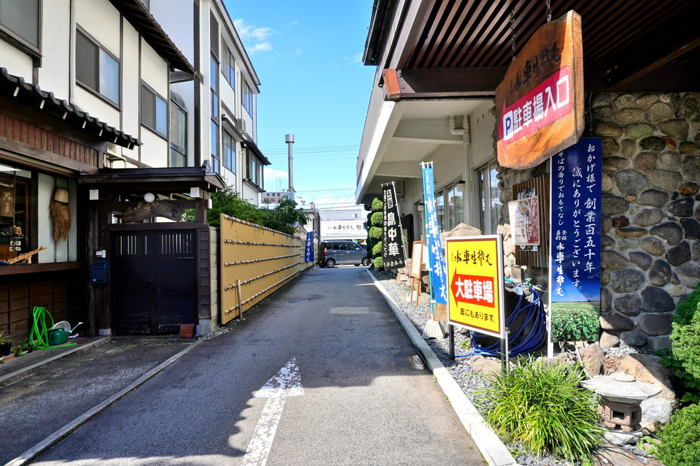 水車生そば-駐車場への道