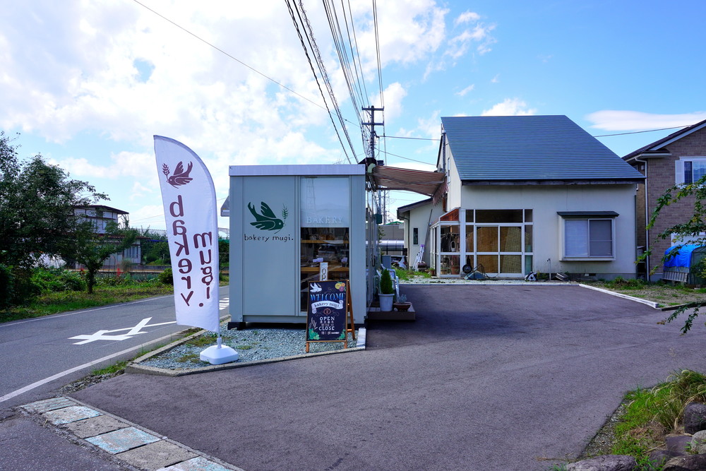 ベーカリームギ-お店の外観駐車場