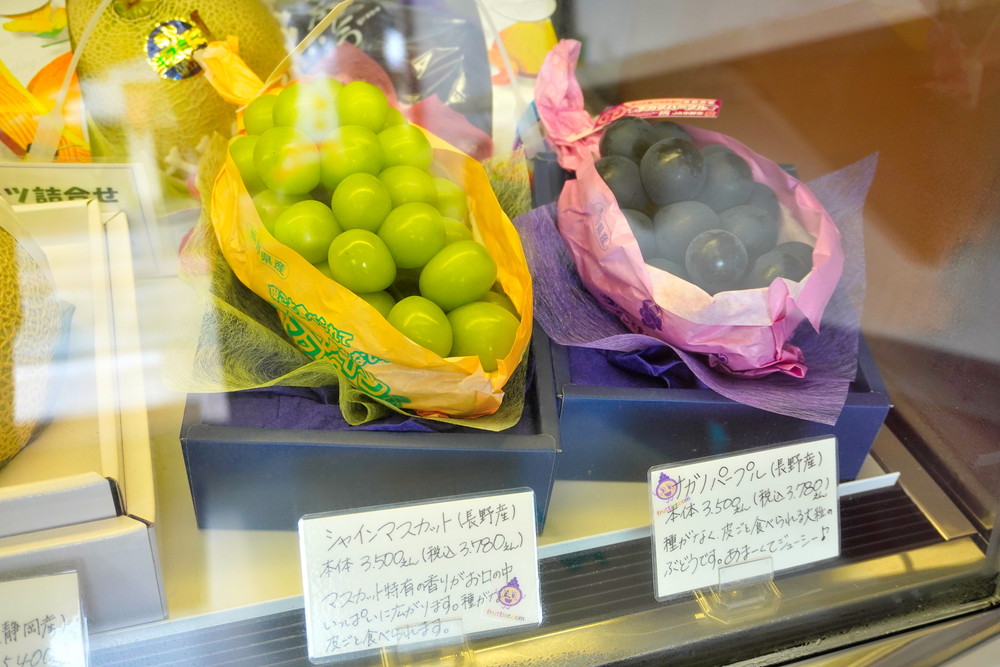 フルッティア-ショーケースのフルーツ1