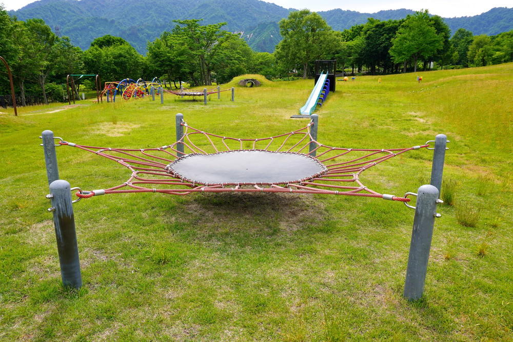 弓張平公園-子ども広場-トランポリン