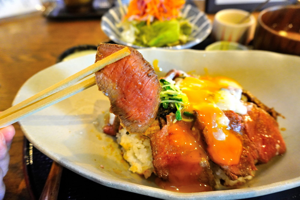 ヨスガカフェ-店内の様子自家製ローストビーフ丼3