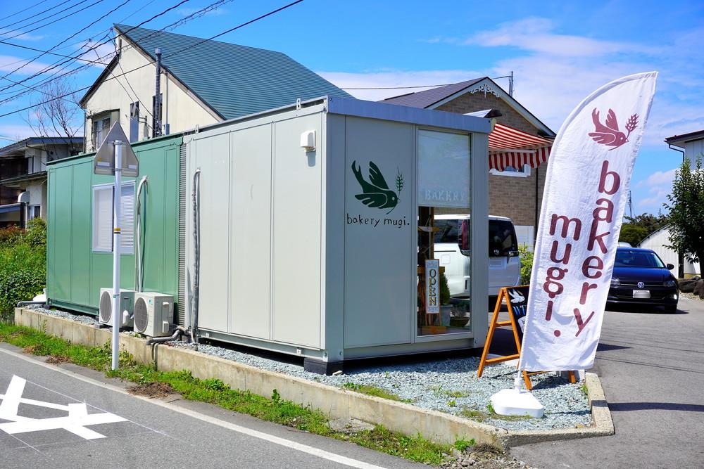 ベーカリームギ-お店の外観1