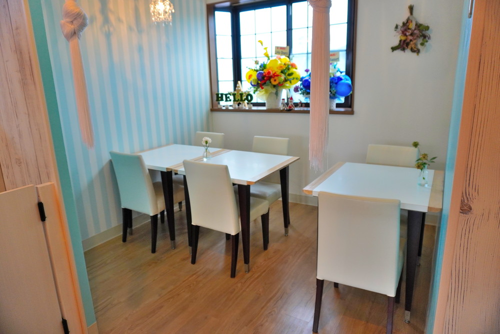 アマービレ-店内-奥のテーブル席