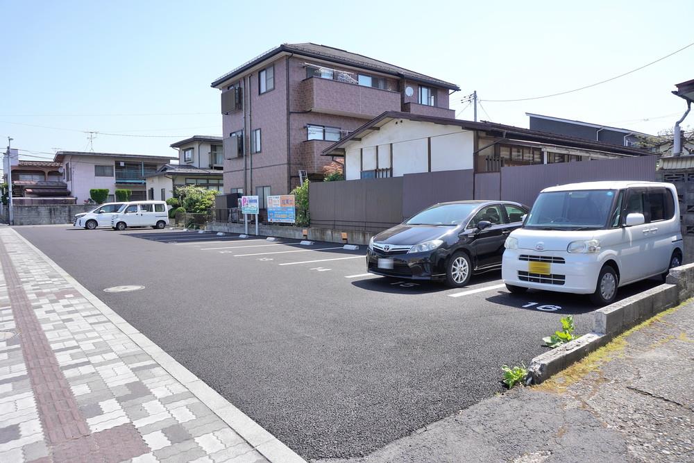 プリンセス-アットホームさん駐車場